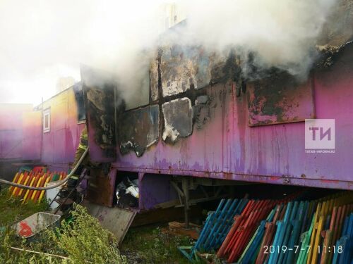 “Мега” сәүдә үзәге янындагы паркта көнкүреш вагонына ут капкан