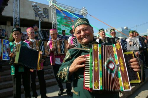 Гармунчылар фестивалендә беренче тапкыр ун баланы тальян белән бүләкләделәр