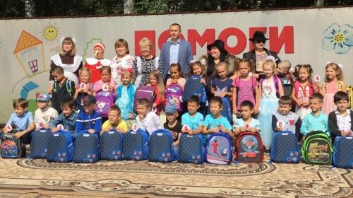 Түбән Камада утыздан артык балага язу кирәк-яраклары тутырылган букча тапшырылды