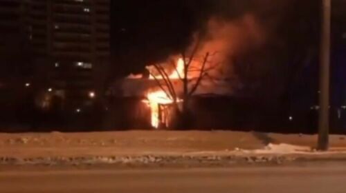 Шаһитлар Казанда Гадел Кутуй урамында янган йортны видеога төшергән