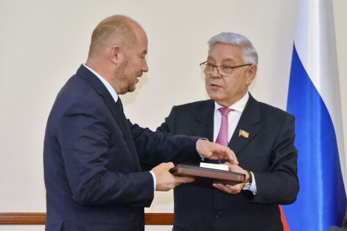 Фәрит Мөхәммәтшин Президент Аппараты җитәкчесе Әсгать Сәфәровка Рәхмәт хаты тапшырды