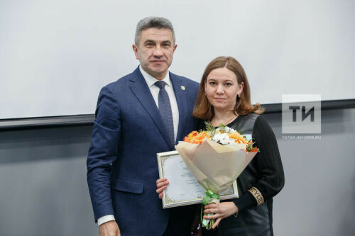 «Татар-информ» хәбәрчесе мәгариф һәм фән министрының Рәхмәт хаты белән бүләкләнде