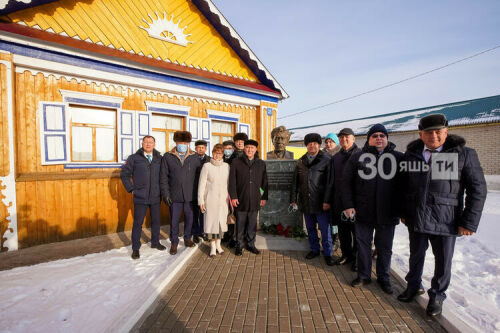 Марат Әхмәтовка 20 ел элек Хәсән Туфан музей-йортына биргән бүләген күрсәттеләр