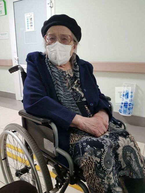 Казанда 92 яшьлек әби коронавирустан прививка ясаткан
