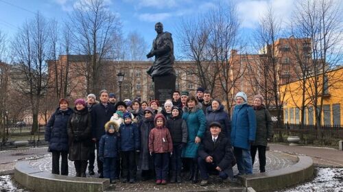 Санкт-Петербургның татар җәмәгатьчелеге Муса Җәлил һәйкәленә чәчәкләр китерде