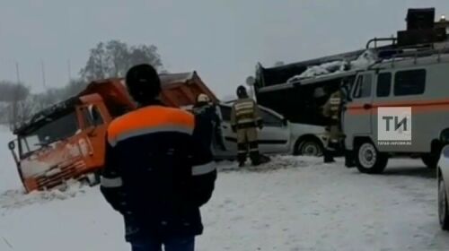 Әлмәт районында җиңел машина «КАМАЗ» астына кергән, һәлак булучылар бар