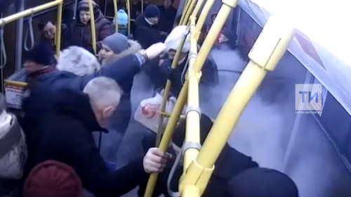 Пассажирлар утырган автобуста янгын сүндерү җайланмасы эшләвен видеога төшергәннәр