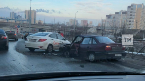 Казанның Совет районында такси һәм җиңел машина бәрелешкән