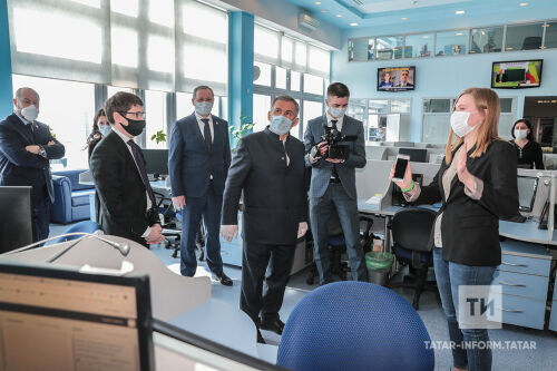 Рөстәм Миңнеханов журналистларны фейкларга дөрес мәгълүмат белән каршы торырга өндәде