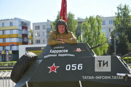 Чаллыда автойөрештә катнашучылар машиналарын ветераннарның исемнәре белән бизәгән