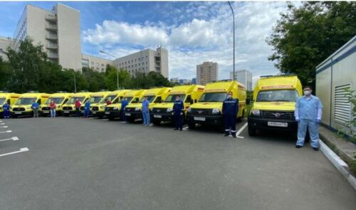 Миңнеханов Татарстан медикларына ашыгыч ярдәм автомобильләреннән ачкычлар тапшырды
