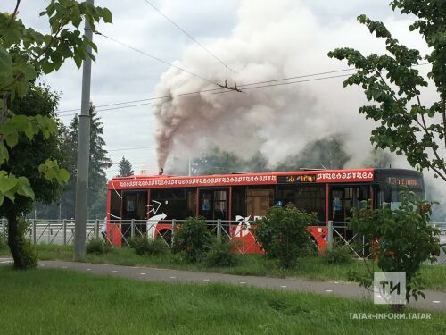 Казанда 15 нче шәһәр автобусы хәрәкәт вакытында төтенли башлады
