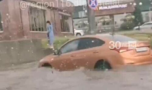  Казанда яңгырдан соң машиналарның юлларда йөзүен видеога төшергәннәр