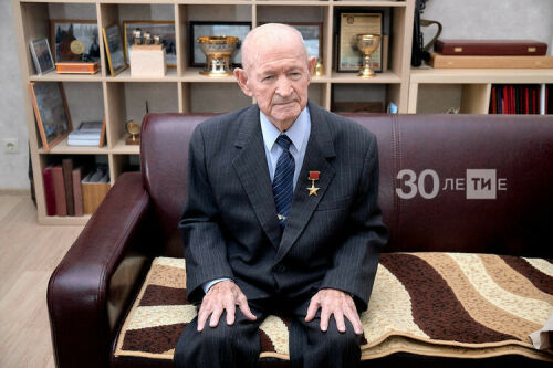 Коронавирусны кичергән 92 яшьлек хезмәт ветераны Илдус Мостюков өенә чыгарылган