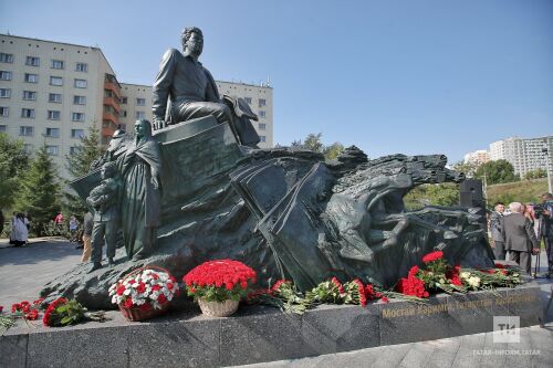 Казанда Башкортстанның халык шагыйре Мостай Кәримгә һәйкәл ачылды