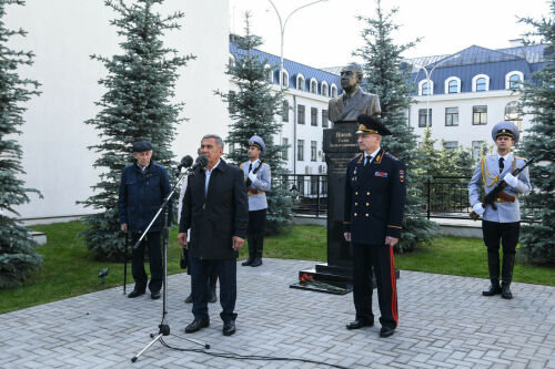 Рөстәм Миңнеханов Салих Япиев истәлегенә сквер һәм бюст ачу тантанасында катнашты