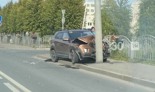 Казанда кроссовер баганага барып бәрелгән