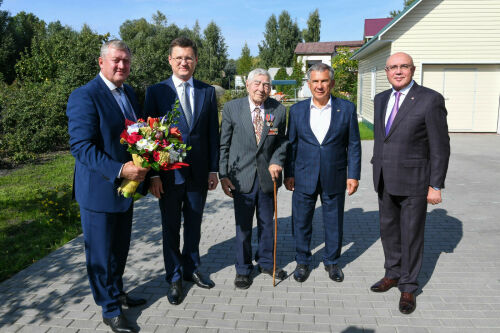 Рөстәм Миңнеханов һәм Александр Новак Зәйдә Бөек Ватан сугышы ветераны белән очрашты