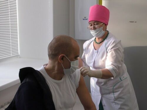 Актаныш районы башлыгы Энгель Фәттахов коронавирустан прививка ясатты