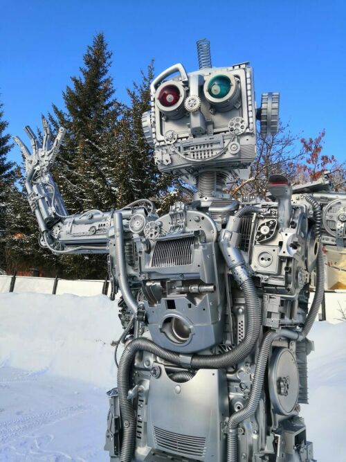 Лениногорск  рәссамы көнкүреш калдыкларыннан үзенчәлекле сын ясаган