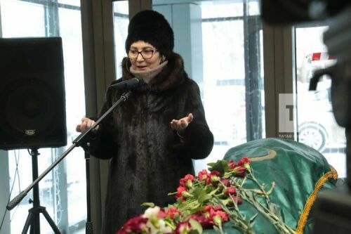 Айдар Галимов башкара торган «Берләшик» җырын 1990 елда Рәфикъ Юнысов язган булган