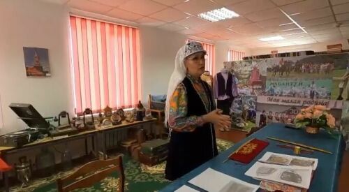 Омск өлкәсендә Себер татары кызларының баш киемен тегәргә өйрәткәннәр