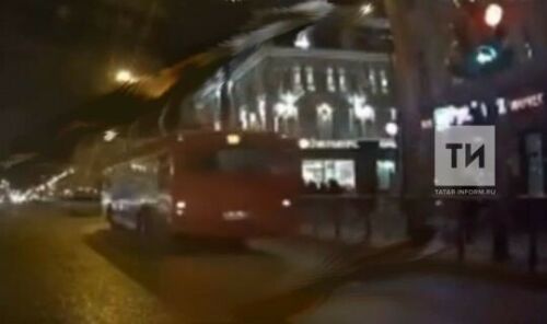 Казанда светофорның кызыл утына чыккан автобус йөртүчесен җавапка тарттылар