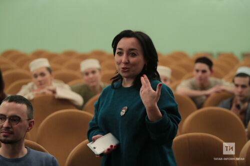 Луиза Янсуар режиссёр Резеда Гариповага Кариев театрына эшкә килергә тәкъдим иткән