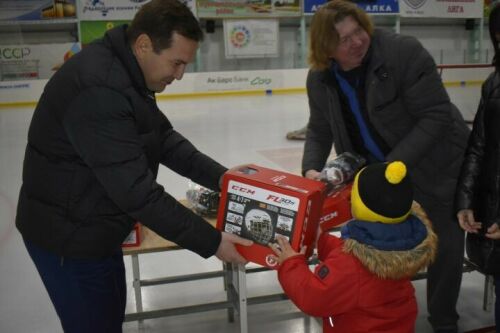 Апаста аз керемле гаиләдә тәрбияләнүче балаларга хоккей кирәк-яраклары бүләк иттеләр