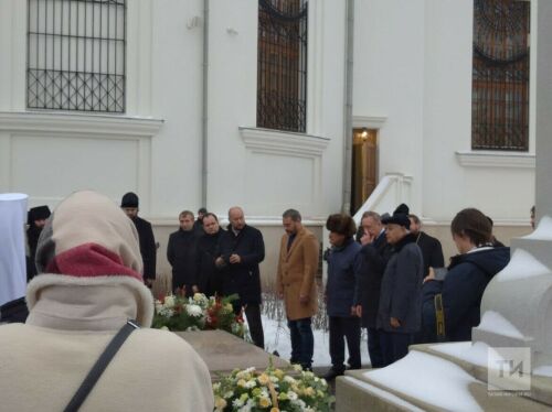 Миңнеханов һәм Беглов Казан Изге Ана иконасы чиркәвендә митрополит Феофанны искә алды
