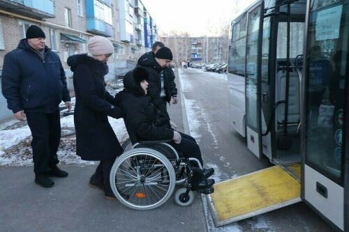 Менделеевскида коляскадагы инвалидлар яңа автобустагы пандусларны сынады