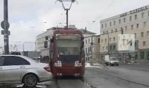 Казанда юлда ташлап калдырылган «Мерседес» аркасында трамвайлар тукталган