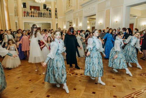 Әлмәт татар театры шәһәрнең театр коллективларын үз сәхнәсенә җыйган