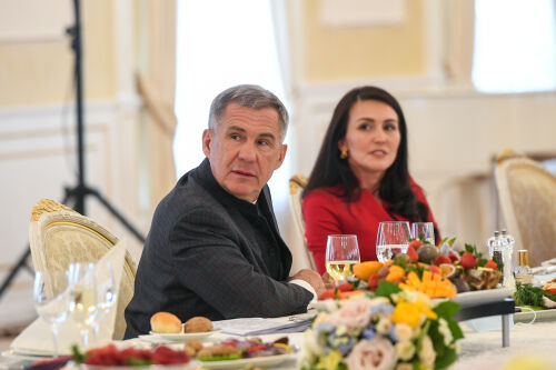 Татарстан Президенты: Эштә кешеләрне ир-атка,  хатын-кызга бүләргә ярамый