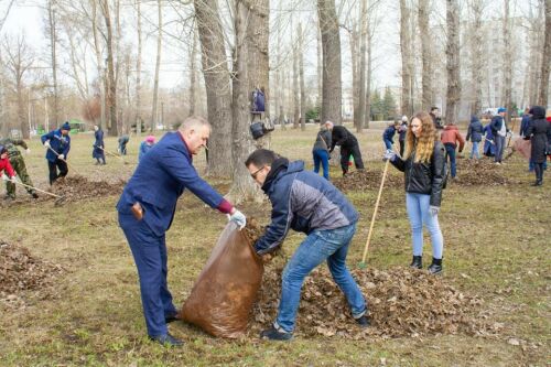Тинчурин театры коллективы Казанның Тинчурин паркында өмә ясады