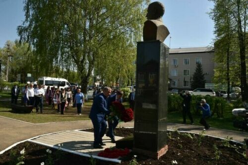 Миңнеханов Пермь краенда Габдулла Тукай һәйкәленә чәчәкләр салды