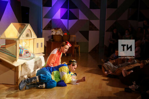 Кариев театры бәхетле татар гаиләсенең бер көнен тасвирлаган спектакль чыгарды 