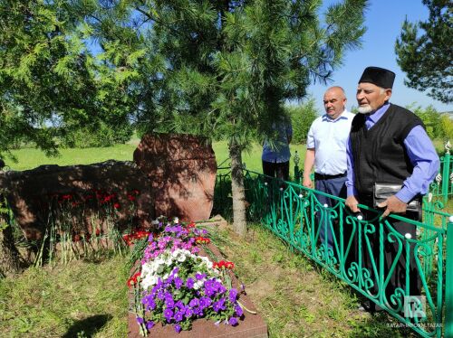 Әлдермеш авылында журналист Тәүфикъ Әйди каберенә чәчәкләр салдылар