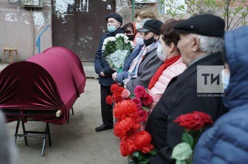 Йолдыз Исәнбәт белән, аның үз теләген искә алып, йорты янында хушлаштылар