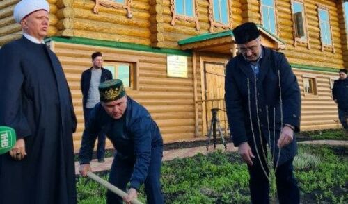 Чувашиянең Шыгырдан авылында «Мөслимә» мәчете янында алмагачлар утырттылар