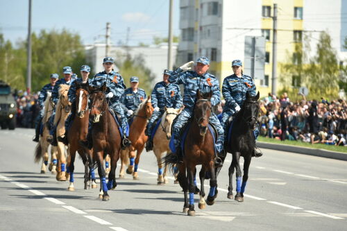 Чаллыда беренче тапкыр оркестр белән узган Җиңү парадына атлы җайдаклар да кушылды