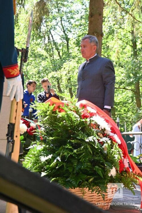 Миңнеханов Мәскәү өлкәсендә абыйсы җирләнгән туганнар каберлегенә чәчәкләр салды