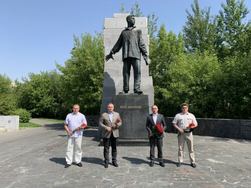 Мәскәүдә Татарстан вәкиллеге хезмәткәрләре Җәлил һәйкәленә чәчәкләр куйды