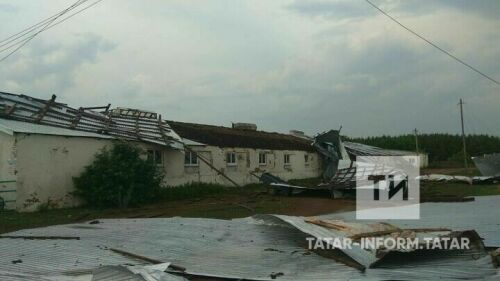 Татарстанның ике районында көчле җил ферма һәм йорт түбәләрен кубарып аткан