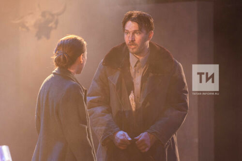 Әлмәт театрының «Көзге сере» спектаклен карарга теләүче бар кеше дә залга сыймады