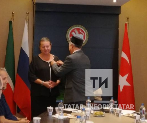 Бөтендөнья татар конгрессы Надир Дәүләт хатынын Татарстан медале белән бүләкләде