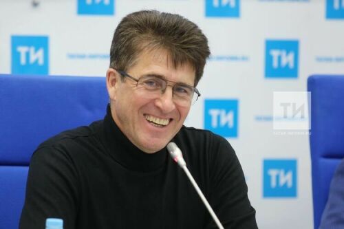 Журналист Илфат Фәйзрахманов «Тәртип» радиосында иртәнге тапшыру алып бара