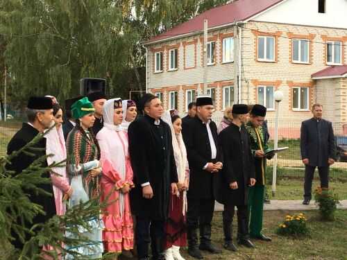 Минзәлә театры Сабир Өметбаев бюстын аның туган авылына бүләк итте