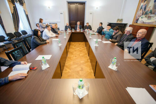 Татар язучылары белән тарихчылар активрак хезмәттәшлек итү турында сүз куешты
