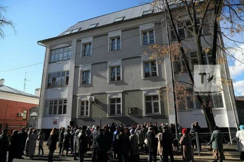 Театр көнендә Исламия һәм Хәлил Мәхмүтовлар яшәгән йортта истәлек тактасы куела